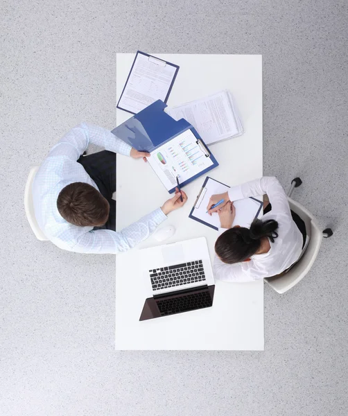 Geschäftsleute sitzen und diskutieren bei Geschäftstreffen, im Büro — Stockfoto