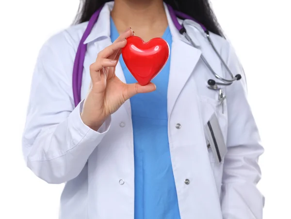 Médico con estetoscopio que sostiene el corazón, aislado sobre fondo blanco — Foto de Stock