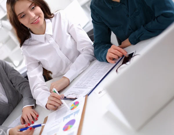 Företag som sitter och diskuterar i office — Stockfoto