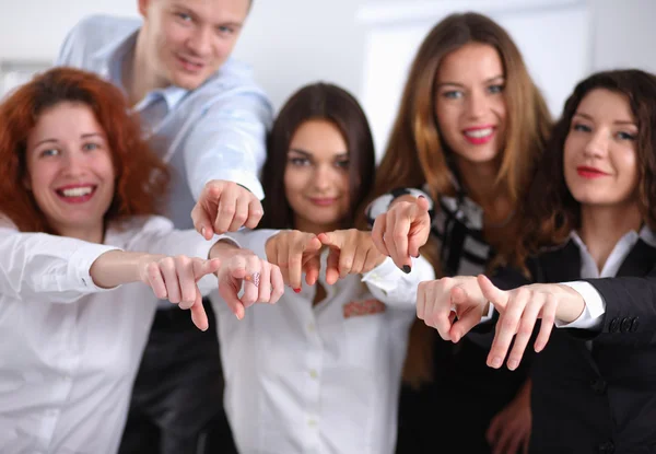 Команда деловых людей указывает на тебя пальцем. — стоковое фото