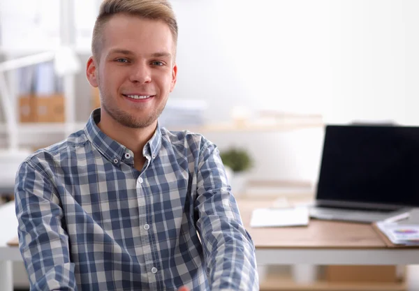 Jonge zakenman aan het werk, zittend aan het bureau — Stockfoto