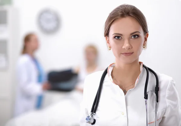 Donna medico standingat ospedale — Foto Stock