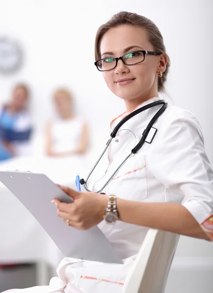 Mulher médico standingat hospital — Fotografia de Stock