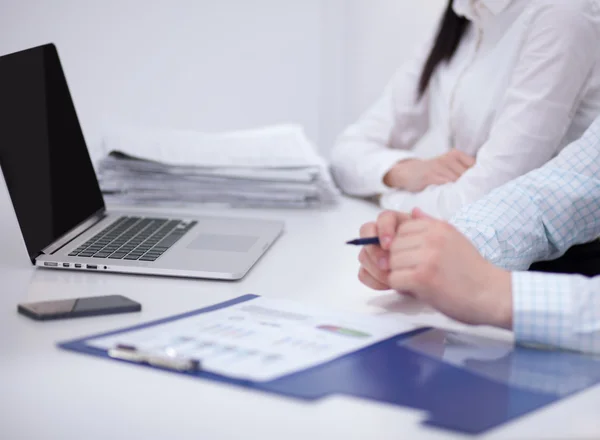 Geschäftsleute sitzen und diskutieren bei Geschäftstreffen, im Büro — Stockfoto