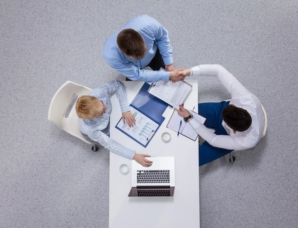 Affärsmän som sitter och diskuterar på affärsmöte, i ämbetet — Stockfoto