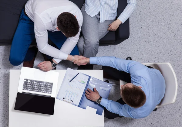 Geschäftsleute sitzen und diskutieren bei Geschäftstreffen, im Büro — Stockfoto