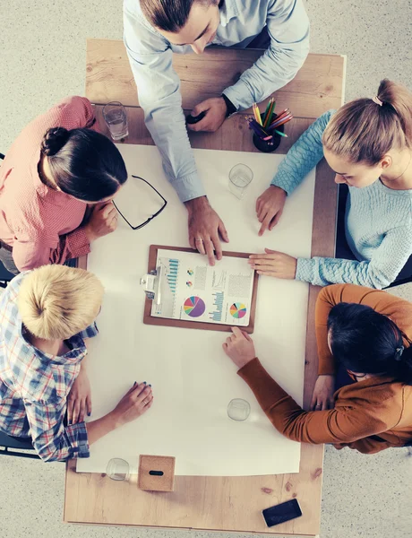 Zakenmensen zitten en discussiëren op zakelijke bijeenkomst, in functie — Stockfoto