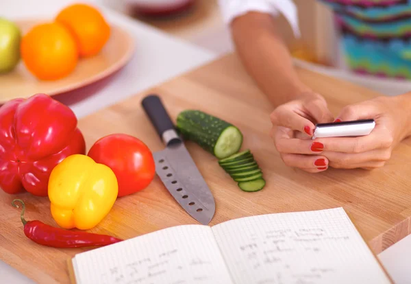 Ung kvinna förbereda sallad i köket — Stockfoto