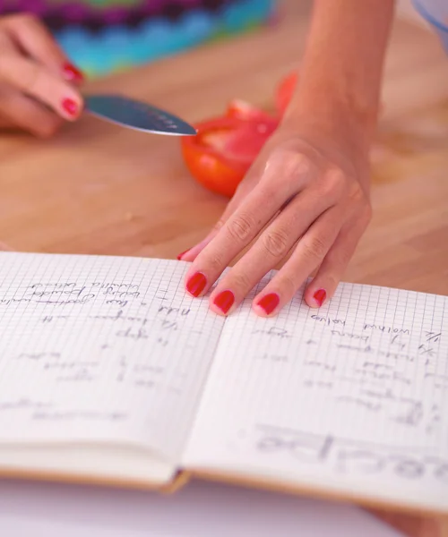 Jonge vrouw voorbereiding salade in de keuken — Stockfoto