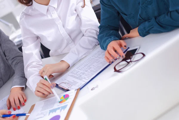 Företag som sitter och diskuterar i office — Stockfoto