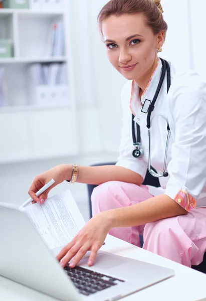 Retrato de primer plano de un joven médico sentado en el sofá — Foto de Stock