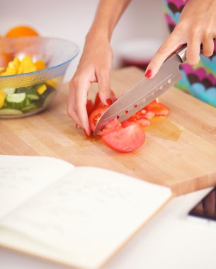 Genç kadın mutfakta salata hazırlama