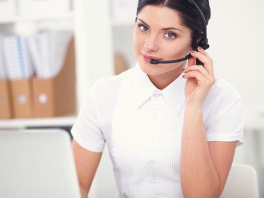 Ofiste oturan bir müşteri hizmetleri ajanının yakın plan portresi.