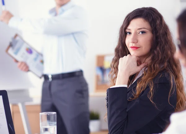 Zakenmensen zitten en discussiëren op zakelijke bijeenkomst, in functie — Stockfoto