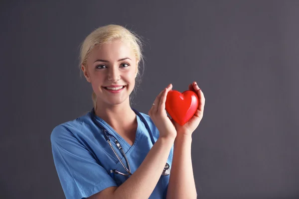 Dokter met stethoscoop hart, geïsoleerd op grijze achtergrond — Stockfoto