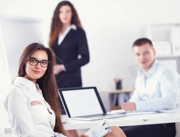 Zakenmensen zitten en discussiëren op zakelijke bijeenkomst, in functie — Stockfoto