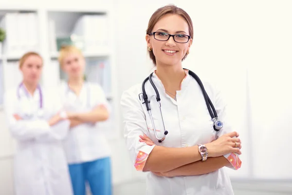 Retrato de médico mulher no hospital — Fotografia de Stock