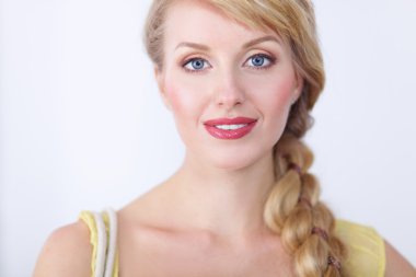 Güzel kadın, gri arka plan üzerinde izole