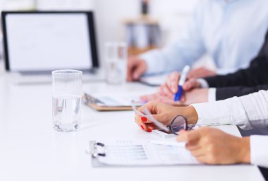 Ofiste proje üzerinde çalışan iş adamları