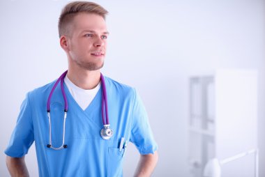 Doktor stetoskop duran, beyaz arka plan ile