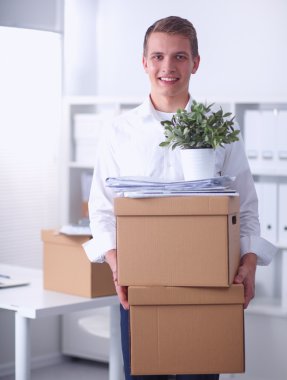 Taşıma kutusu ve beyaz üzerine izole edilmiş diğer şeylerin olduğu bir kişinin portresi