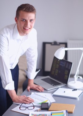 Genç işadamı ofis Resepsiyon duran, çalışma