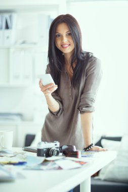 Bir profesyonel fotoğrafçı kadındır