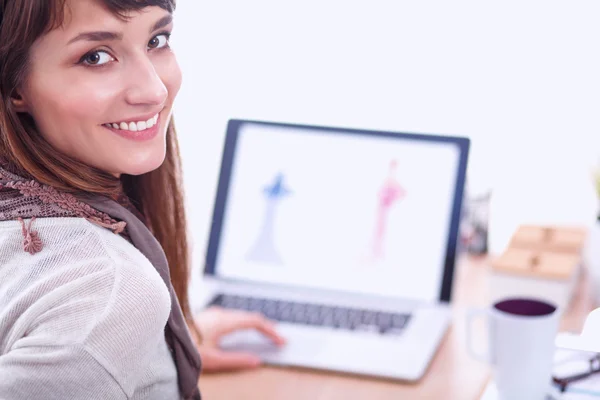 Porträtt av kvinna sitter vid skrivbord med en bärbar dator — Stockfoto