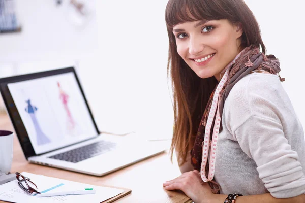 Portret van een aantrekkelijke vrouwelijke modeontwerper aan het bureau — Stockfoto