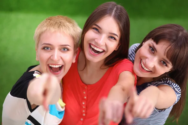Tre ragazze felici che puntano il dito contro di te scegliendo — Foto Stock