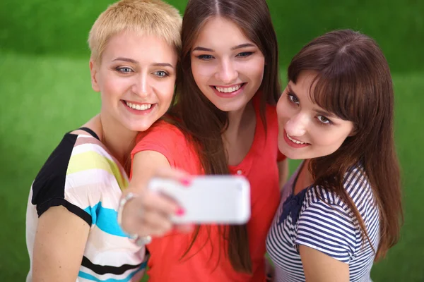 Amigos do sexo feminino tomando selfie com telefone celular — Fotografia de Stock