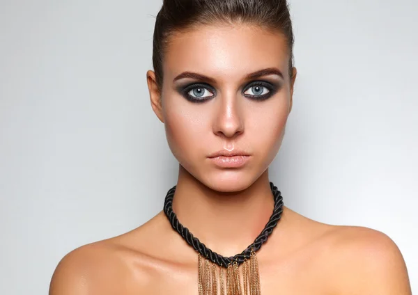 Portrait d'une belle femme avec collier, isolé sur fond blanc — Photo