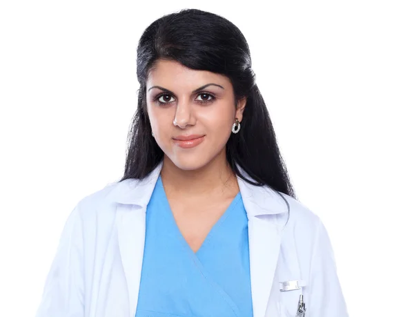 Doctor femeie cu stetoscop în picioare lângă perete — Fotografie, imagine de stoc