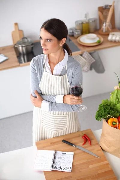 Mujer haciendo comida saludable de pie sonriendo en la cocina — Foto de Stock