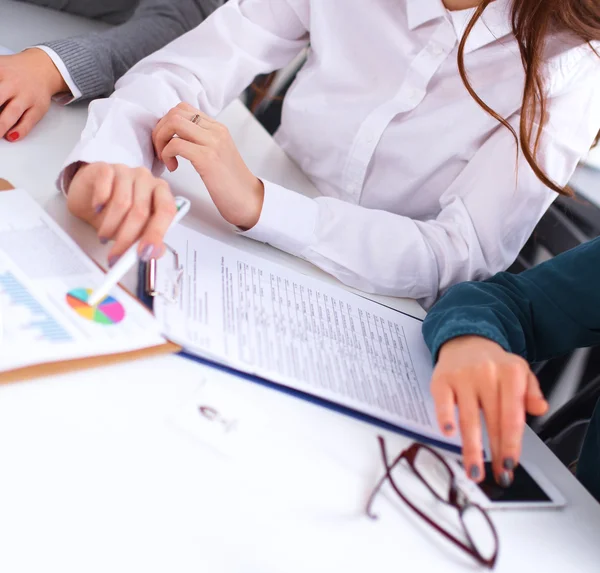 Företag som sitter och diskuterar i office — Stockfoto