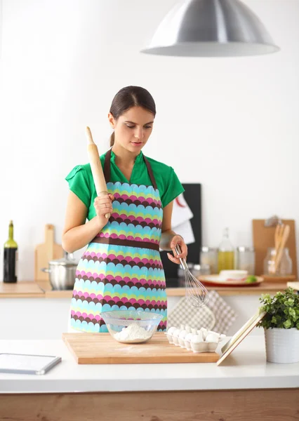 Sorrindo jovem mulher de pé na cozinha — Fotografia de Stock