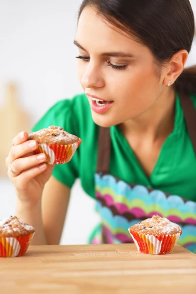 Vrouw bakt taarten in de keuken. — Stockfoto