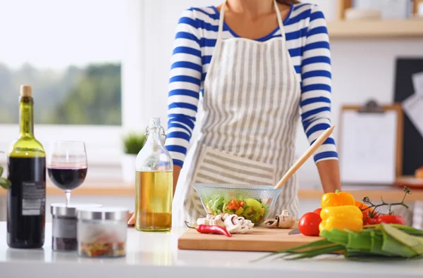 Young woman mixing fresh salad — Stock Photo, Image