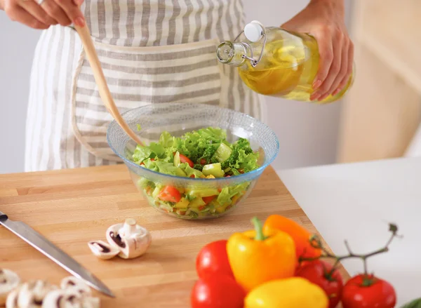 Mujer joven mezclando ensalada fresca —  Fotos de Stock