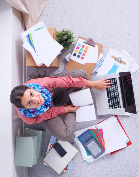 Perancang busana wanita muda yang menarik bekerja di meja kantor, menggambar sambil berbicara di telepon genggam — Stok Foto