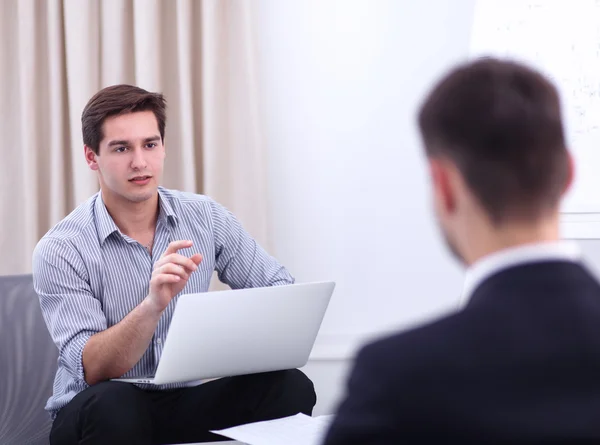 Affärsmän som sitter och diskuterar på affärsmöte, i ämbetet — Stockfoto