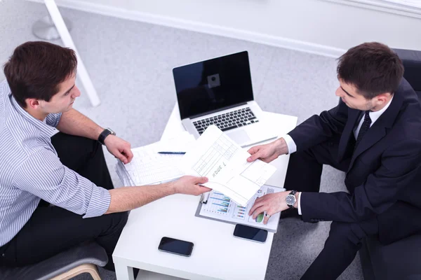 Geschäftsleute sitzen und diskutieren bei Geschäftstreffen, im Büro — Stockfoto