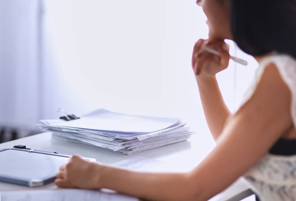 Mulher com documentos sentados na mesa — Fotografia de Stock