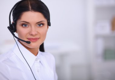 Ofiste oturan bir müşteri hizmetleri ajanının yakın plan portresi.