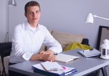 Genç işadamı ofis Resepsiyon duran, çalışma