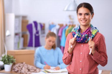 Stüdyoda çalışan genç moda tasarımcısı