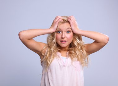 Grary arka plan üzerinde duran genç duygusal kadın