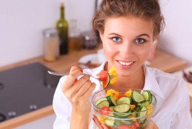 Mutfakta gülümseyen genç bayan.