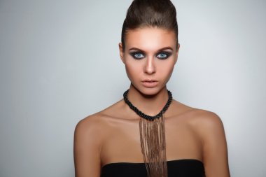 gri arka plan üzerinde duran güzel kadın