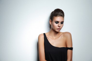 gri arka plan üzerinde duran güzel kadın